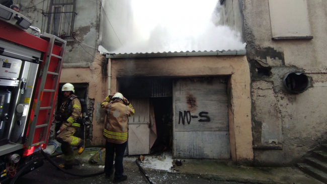 Kağıt deposunda çıkan yangın söndürüldü